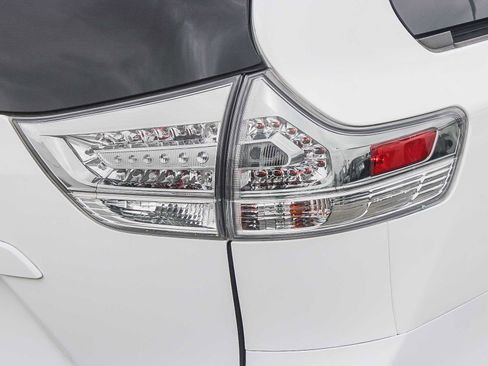 Used 2020 Toyota Sienna SE w/ SE Preferred Package FWD image 10