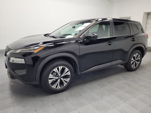 Used 2022 Nissan Rogue SV FWD image 2