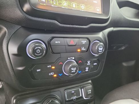 Used 2023 Jeep Renegade Latitude AWD/4WD image 28