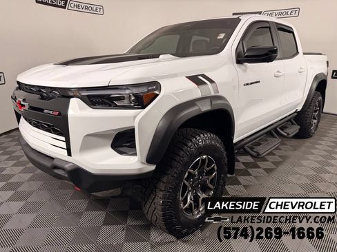 Used 2025 Chevrolet Colorado ZR2 w/ Technology Package AWD/4WD image 1