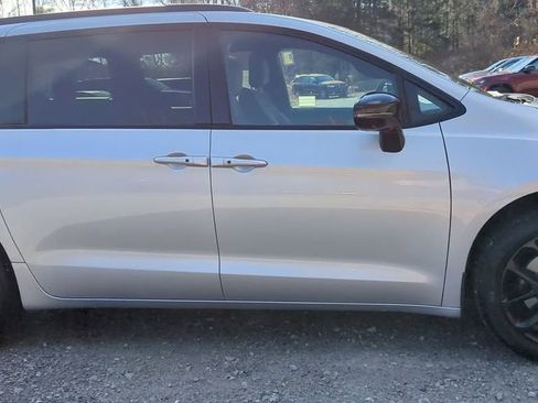 New 2026 Chrysler Pacifica Limited image 7