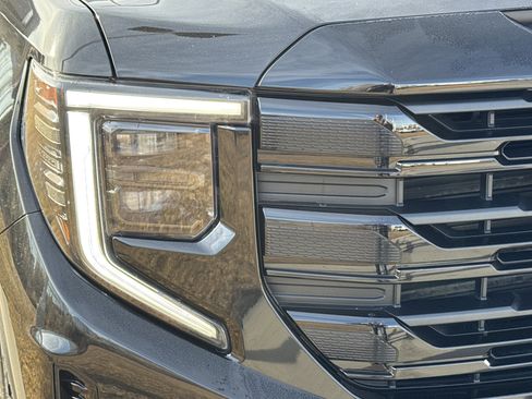 Used 2022 GMC Sierra 1500 Elevation w/ Elevation Premium Package image 10