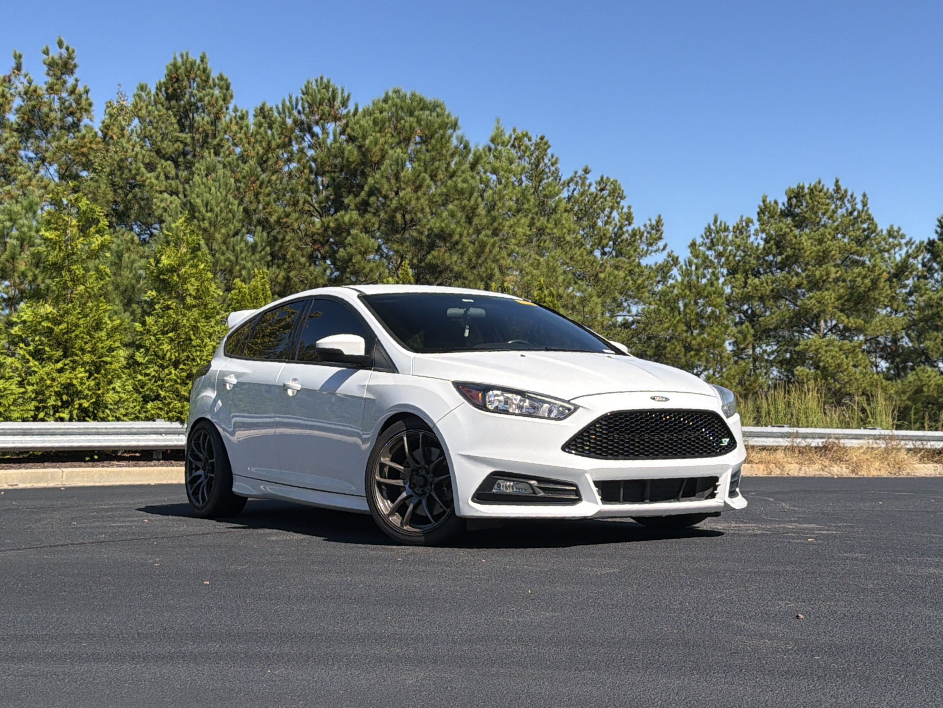 Used 2018 Ford Focus ST FWD image 2