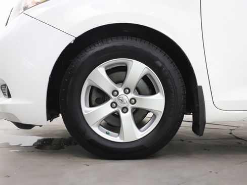 Used 2017 Toyota Sienna LE image 32