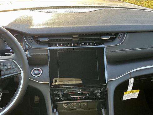 New 2025 Jeep Grand Cherokee Altitude image 7