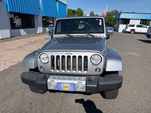 Used 2014 Jeep Wrangler Unlimited Sahara w/ Connectivity Group AWD/4WD image 3