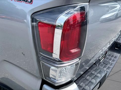 Used 2021 Toyota Tacoma TRD Off-Road w/ Technology Package AWD/4WD image 28