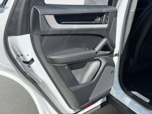 Used 2024 Porsche Cayenne AWD image 27