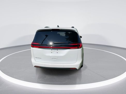 Used 2024 Chrysler Pacifica Touring-L w/ S Appearance Package image 17