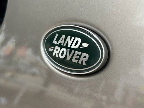 Used 2025 Land Rover Discovery S image 10