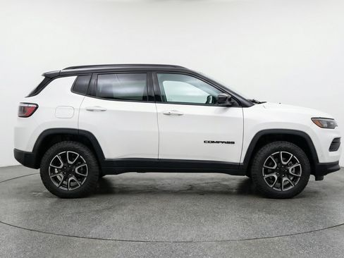 Used 2025 Jeep Compass Trailhawk AWD/4WD image 11
