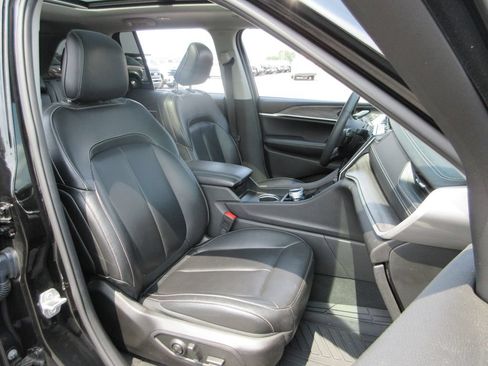 Used 2024 Jeep Grand Cherokee Limited w/ Black Appearance Package AWD/4WD image 21