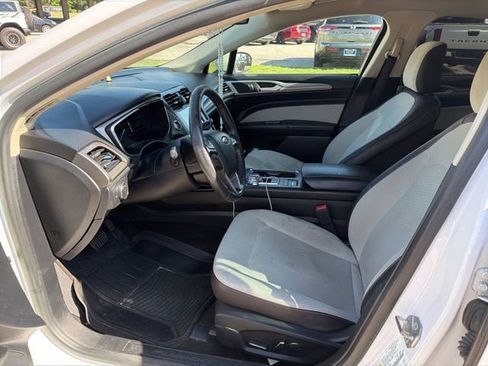 Used 2020 Ford Fusion SE w/ Equipment Group 151A FWD image 7