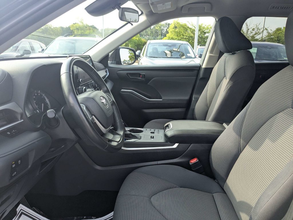 Used 2025 Toyota Highlander LE FWD image 22