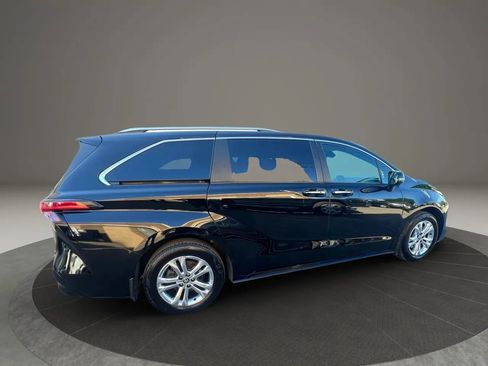 Used 2022 Toyota Sienna Platinum AWD/4WD image 4