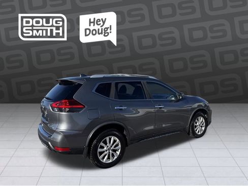 Used 2017 Nissan Rogue SV image 4