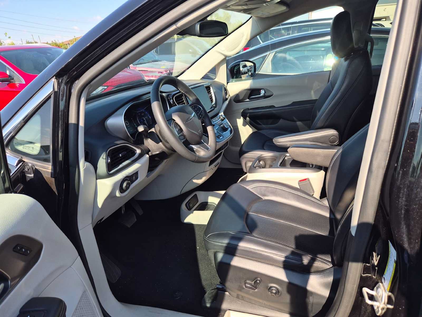 Used 2024 Chrysler Pacifica Touring-L FWD image 10