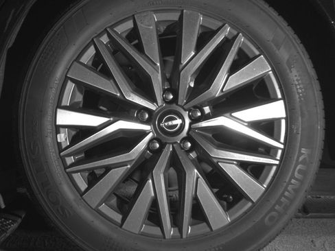 Used 2025 Nissan Altima 2.5 SV FWD image 14