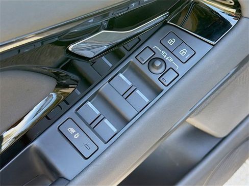 Used 2024 Land Rover Range Rover Evoque Dynamic SE image 24