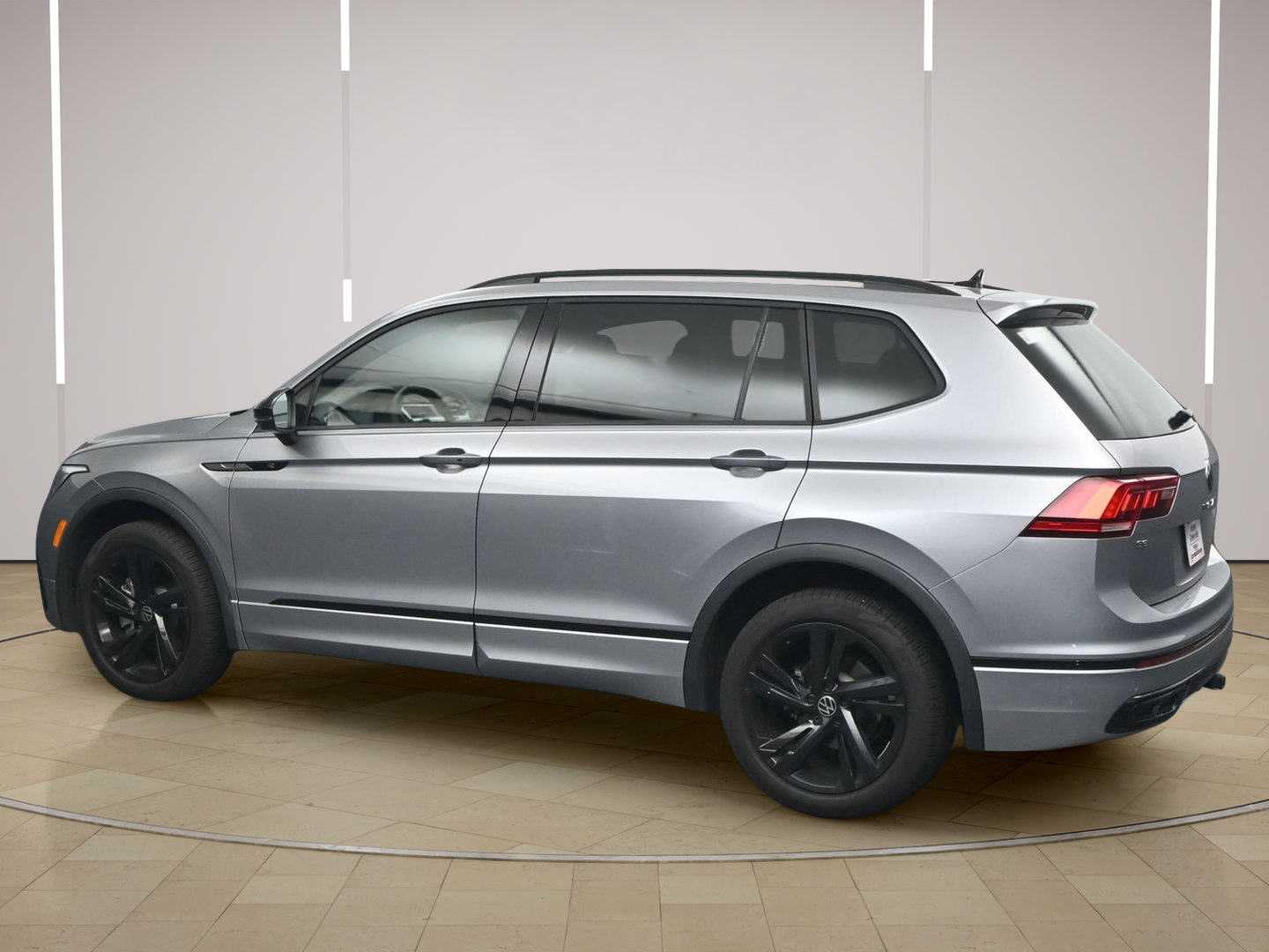 Used 2024 Volkswagen Tiguan SE R-Line FWD image 5