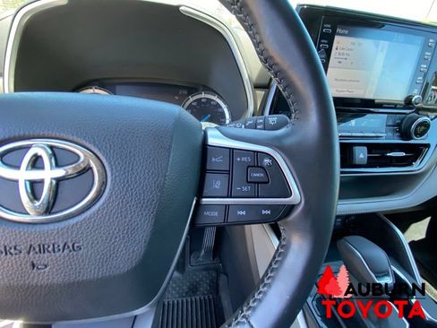 Used 2022 Toyota Highlander XLE AWD/4WD image 45
