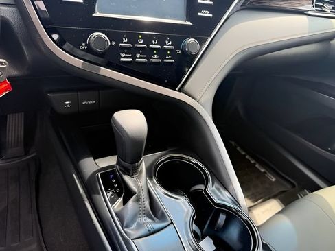 Used 2018 Toyota Camry LE FWD image 15