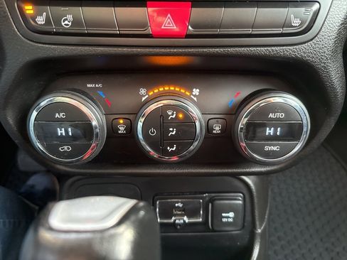 Used 2017 Jeep Renegade Trailhawk w/ Premium Trailhawk Package image 36