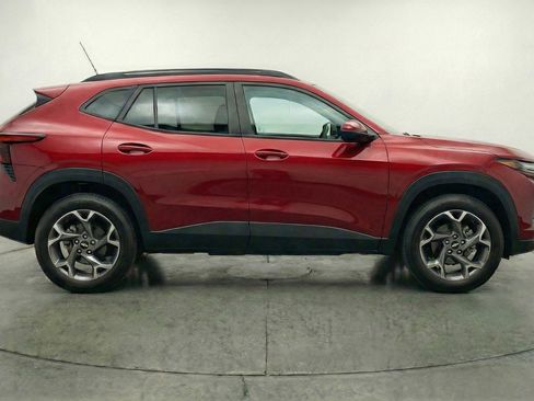 Used 2025 Chevrolet Trax LT FWD image 11