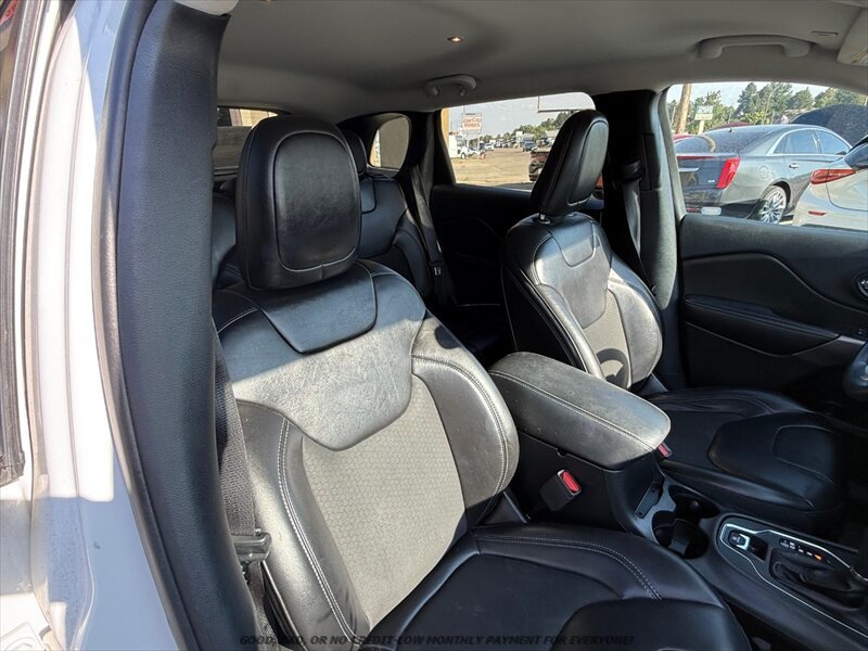 Used 2019 Jeep Cherokee Latitude Plus AWD/4WD image 19