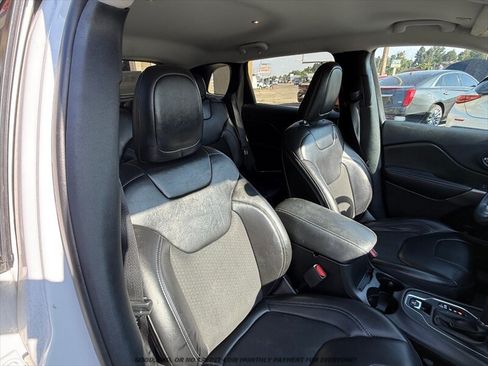 Used 2019 Jeep Cherokee Latitude Plus AWD/4WD image 19