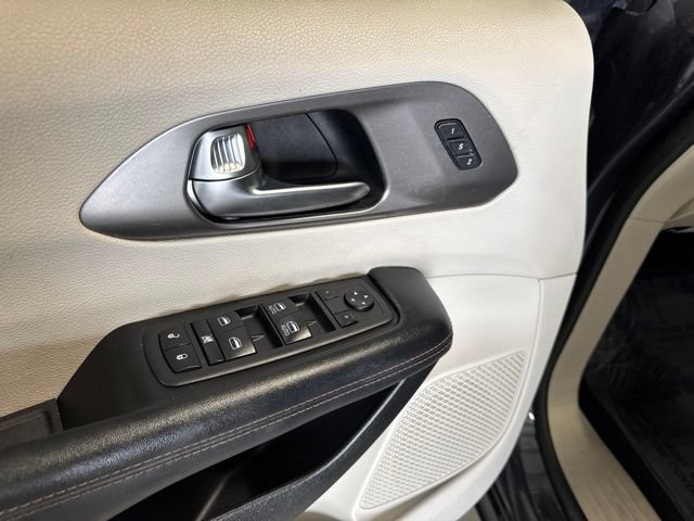 Used 2020 Chrysler Pacifica Touring-L FWD image 44