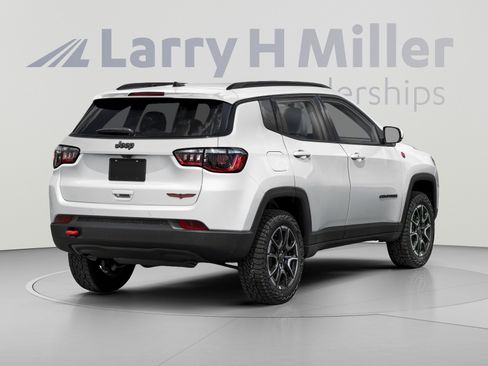 Used 2024 Jeep Compass Trailhawk AWD/4WD image 5