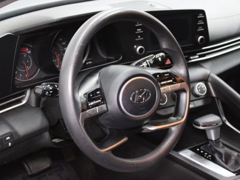 Used 2021 Hyundai Elantra SE w/ Cargo Package image 11