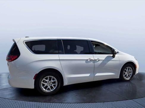 Used 2023 Chrysler Pacifica Touring-L FWD image 5