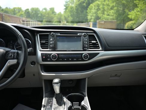 Used 2015 Toyota Highlander XLE AWD/4WD image 2