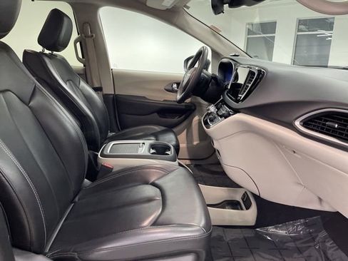 Used 2023 Chrysler Pacifica Touring-L image 29