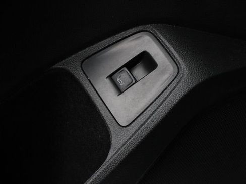 Used 2024 Volkswagen Tiguan SE w/ Panoramic Sunroof Package image 9