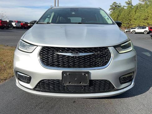 Used 2024 Chrysler Pacifica Touring-L image 2