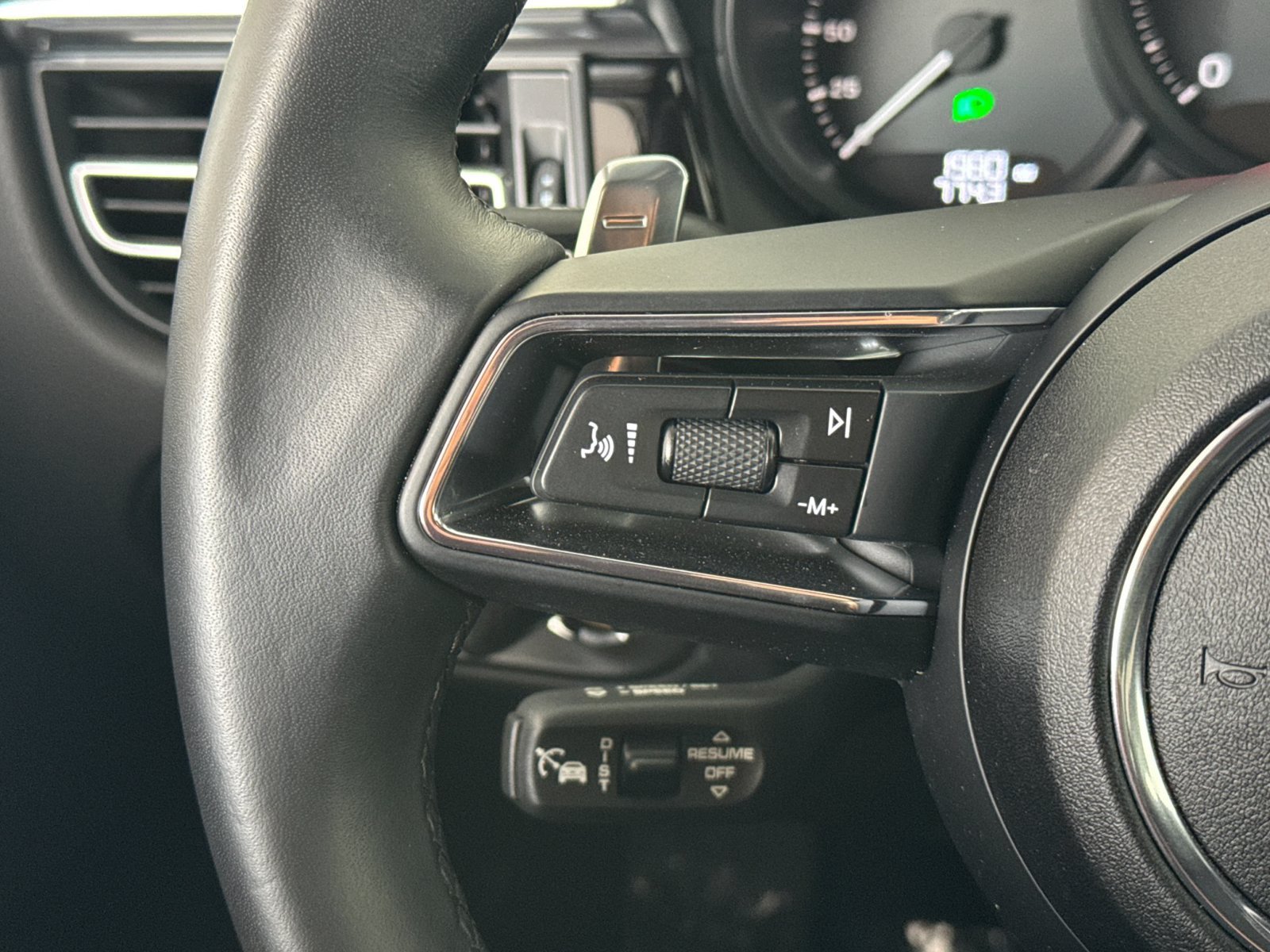 Certified 2025 Porsche Macan AWD/4WD image 26