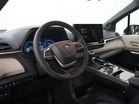 Used 2025 Toyota Sienna Platinum AWD/4WD image 28