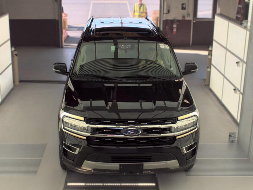 Used 2024 Ford Expedition Max Limited AWD/4WD image 2