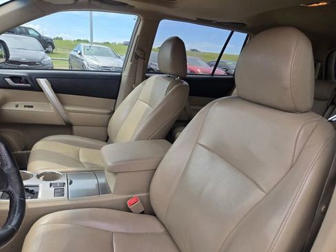 Used 2012 Toyota Highlander SE w/ Tow Pkg image 18