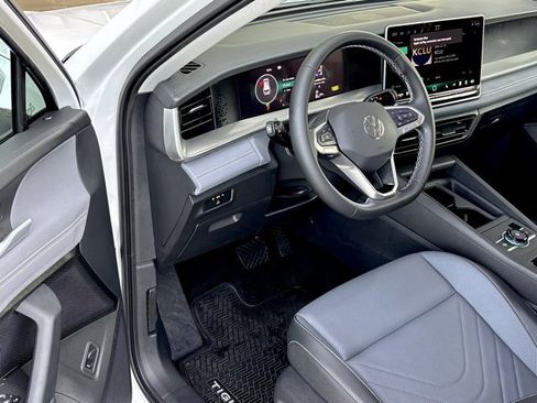 Used 2025 Volkswagen Tiguan SE image 10