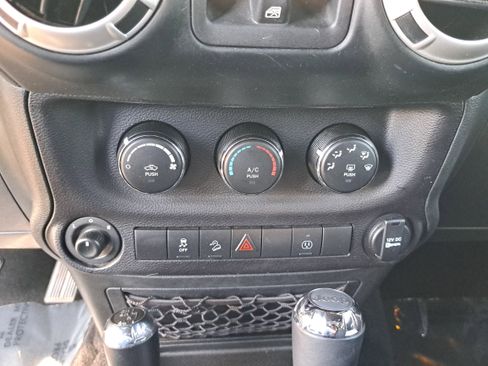 Used 2018 Jeep Wrangler Unlimited Sahara w/ Connectivity Group image 20