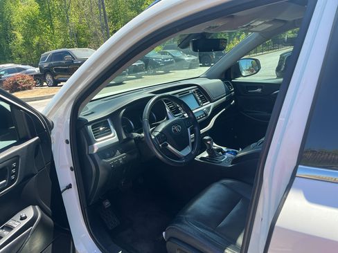 Used 2018 Toyota Highlander Limited image 4