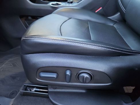 Used 2023 GMC Terrain SLT w/ Infotainment Package II image 27