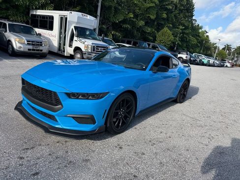 Used 2025 Ford Mustang Coupe RWD image 3