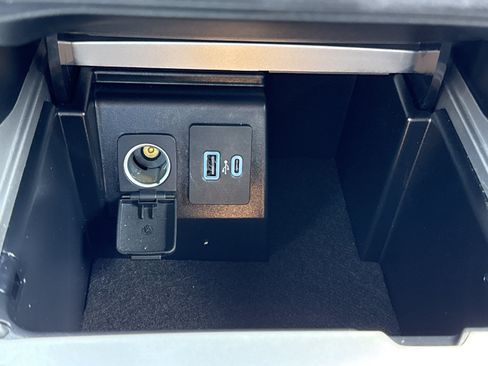 Used 2023 Ford Explorer XLT AWD/4WD image 28