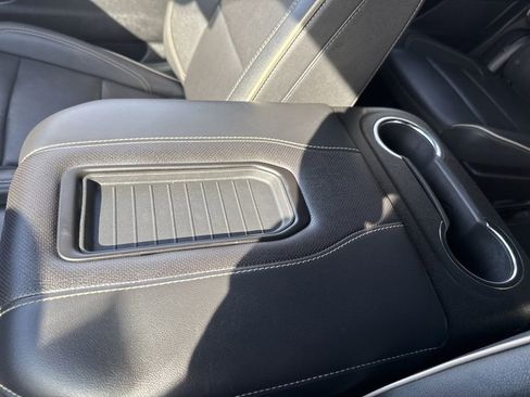 Used 2024 GMC Yukon SLT image 32