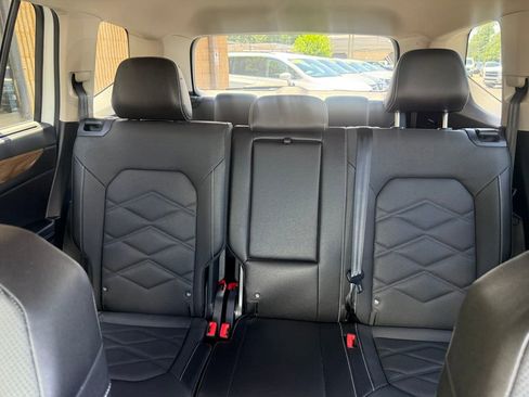 Used 2025 Volkswagen Atlas SE AWD/4WD image 40